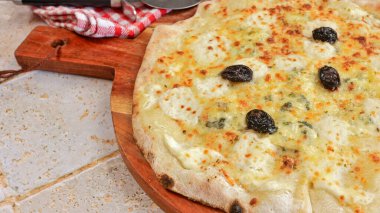 Üç peynirli pizzaya yakın çekim