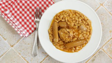 Cassoulet, yakın, bir tabak üzerinde