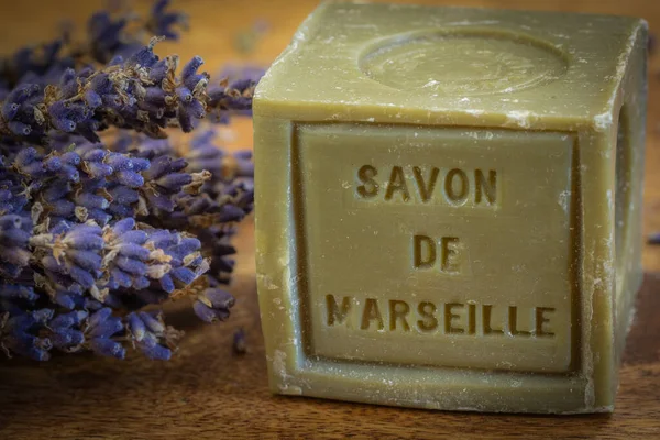 Marseille Mýdlo Levandule Izolované Dřevěném Stole — Stock fotografie