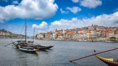 Porto, Kuzey Bölgesi, Portekiz - 06012023: Douro Nehri 'ndeki bir tekne ve eski Porto kasabası (Porto, Portekiz)