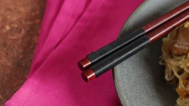 Tavuk ve mantarlı kızarmış erişte.