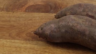 İzole edilmiş mor tatlı patates yakın çekim