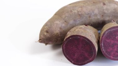 İzole edilmiş mor tatlı patates yakın çekim