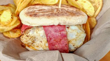 Biftek, yumurta ve pastırmalı hamburger.