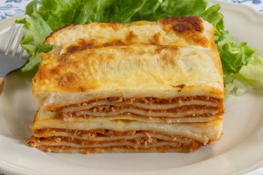 Tabakta büyük bir porsiyon lazanya salamı.