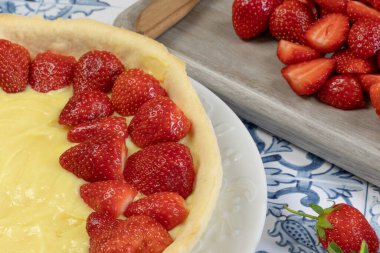 Hazırlanmakta olan çilekli tartın yakın çekimi.