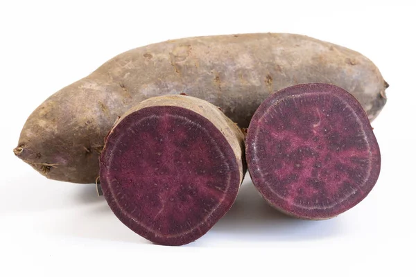 紫色的红薯被隔离了 — 图库照片