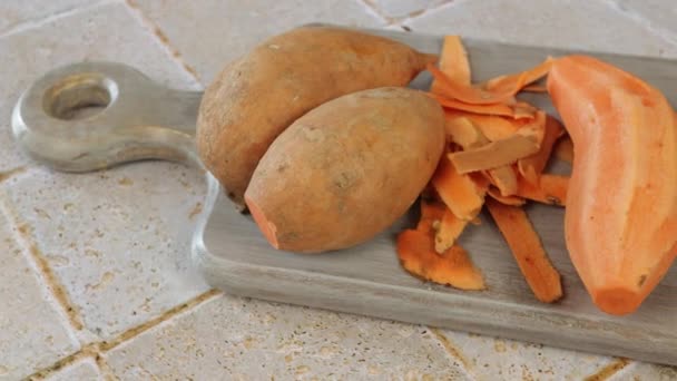 Batatas Peladas Sobre Tabla Cortar — Vídeos de Stock