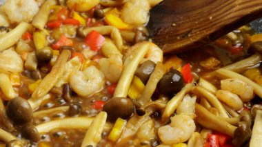 Soya sosunda sotelenmiş Asya mantarı, karides ve sebze.