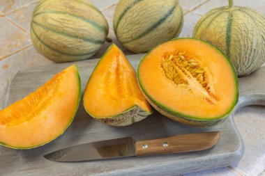 Masadaki kavun parçaları.