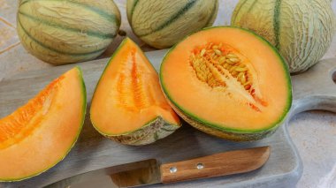 Bir karpuz parçası, bir masaya yakın.