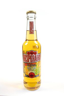Vaison le Romaine, Vaucluse, Fransa - 07092023: Desperados bira şişesi beyaz arka planda izole edildi