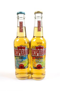 Vaison le Romaine, Vaucluse, Fransa - 07092023: iki şişe Desperados limonu ve beyaz arka planda orijinal bira.