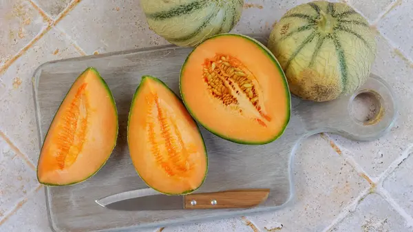 Sepotong Melon Menutup Meja — Stok Foto