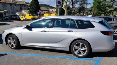 Vaison la Romaine, Vaucluse, Fransa - 05142023 - park yerinde park edilmiş bir Opel Insignia turbo 'nun yan görüntüsü