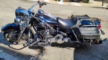 Vaison la Romaine, Vaucluse, Fransa - 06142023: Harley Davidson motosikletinin park yeri manzarası