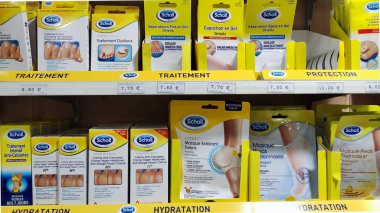 Vaison la Romaine, Vaucluse, Fransa - 06152023: Scholl marka ürünlerle dolu birkaç rafın manzarası