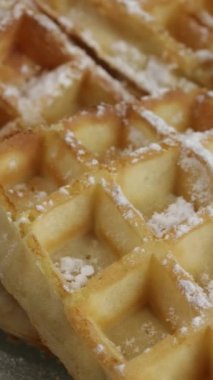 Pudra şekeri serpiştirilmiş küçük waffle 'lar