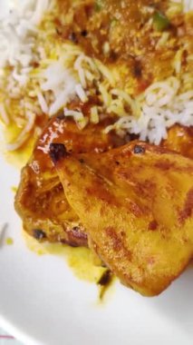 Yakın plan tavuk tikka tabağı.