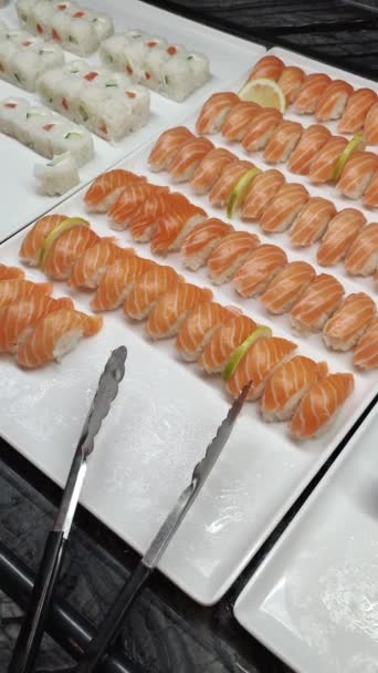 Assortiment Sushi Maki Een Koelkastje Een Aziatisch Restaurant — Stockvideo