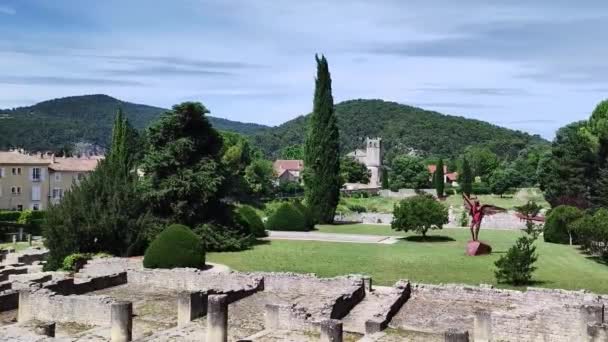 フランスのヴォークルス地方にあるローマの遺跡の眺め — ストック動画
