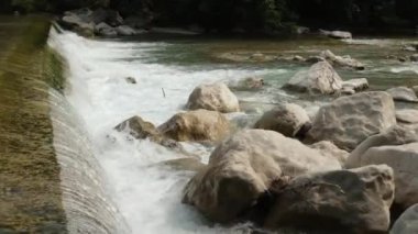 Vaison-la-Romaine yakınlarında küçük şelale (Vaucluse)