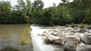 Vaison-la-Romaine yakınlarında küçük şelale (Vaucluse)