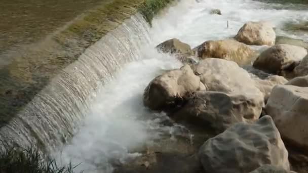 ヴェゾン ロメイン付近の小さな滝 ヴォークルス — ストック動画