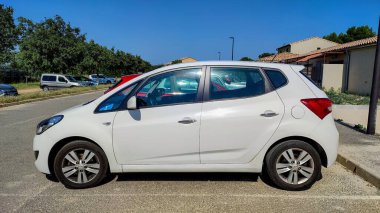 Vaison la Romaine, Vaucluse, Fransa - 07112023: Otoparka park edilmiş Hyundai IX20 marka bir arabanın yan görüntüsü