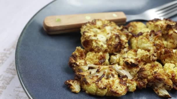 Plate Baked Spiced Cauliflower Pieces — Wideo stockowe