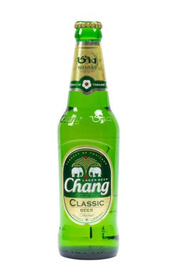 Vaison la Romaine, Vaucluse, Fransa - 072023: Beyaz arka planda izole edilmiş bir şişe Chang Thai birası