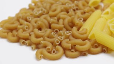 Birkaç çeşit makarna, yakın plan.