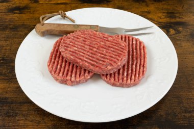 Çiğ biftek, yakın plan, tabakta.