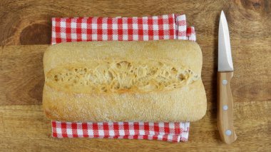 Ciabatta ekmeği bir masada izole edilmiş.