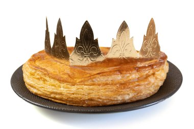 Galette des Rois ve Crown, beyaz bir arka planda izole edilmiş.