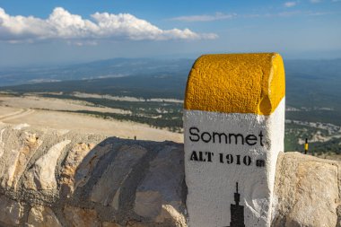 Mont Ventoux 'un tepesinde kilometre işareti (Vaucluse, Fransa)