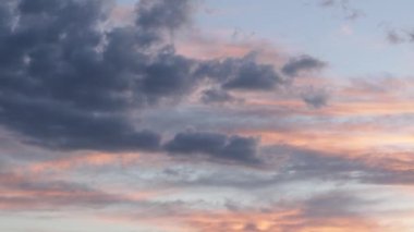 Bulutlu bir gökyüzü ile gün batımı