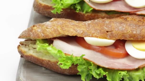 Крупним Планом Два Бутерброди Шинкою Сирими Овочами Обробній Дошці — стокове відео