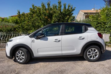 Vaison la Romaine, Vaucluse, Fransa - 0726023 - park yerinde park edilmiş beyaz bir Citroen C3 marka arabanın yan görüntüsü