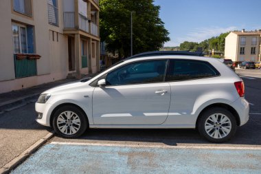 Vaison la Romaine, Vaucluse, Fransa - 07262023: Kaldırımın kenarına park edilmiş beyaz bir Volkswagen Polo marka arabanın yan görüntüsü