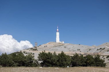 Mont Ventoux zirvesi ve hava kulesi manzarası (Vaucluse)