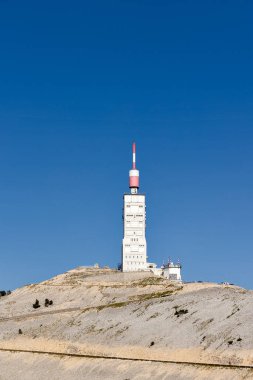 Mont Ventoux zirvesi ve hava kulesi manzarası (Vaucluse)