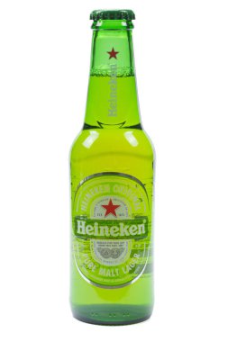 Vaison la Romaine, Vaucluse, Fransa - 07232023: Beyaz arka planda izole edilmiş Heineken marka bir şişe bira