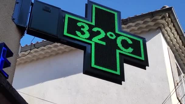 熱波および熱波の間に外の薬局の温度計で グリーンクロス — ストック動画