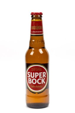 Vaison la Romaine, Vaucluse, Fransa - 07312023: Beyaz arka planda izole edilmiş bir şişe Super Bock marka Portekiz birası