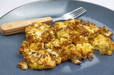 Fırında pişirilmiş baharatlı karnabahar.