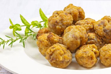 Pişmiş tavuk köftesi, kapat.