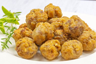 Pişmiş tavuk köftesi, kapat.