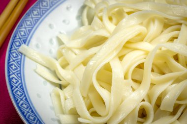 Bir tabak Çin eriştesi, yakın plan.