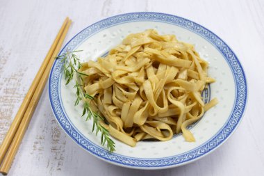 plate of stir-fried chinese noodles, close-up